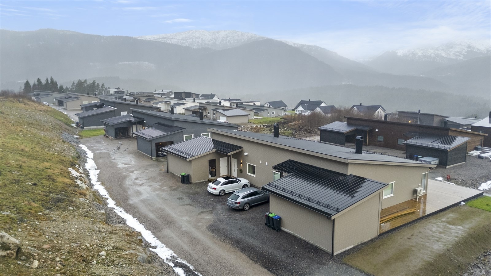 Sameiget har felles gruslagt veg på tomta, det er plass til parkering av 2-3 bilar på tunet framfor bustaden i tillegg til carporten Galleribilde