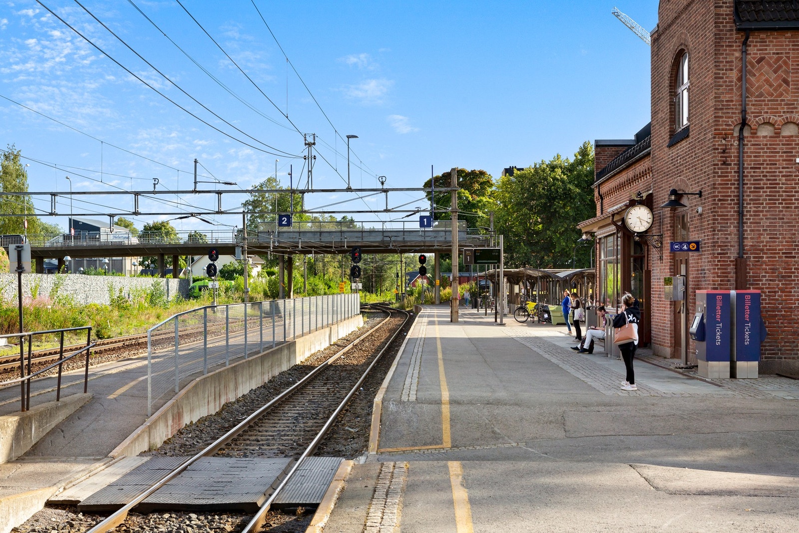 Kort gangavstand til togstasjon med gode pendlermuligheter. Galleribilde