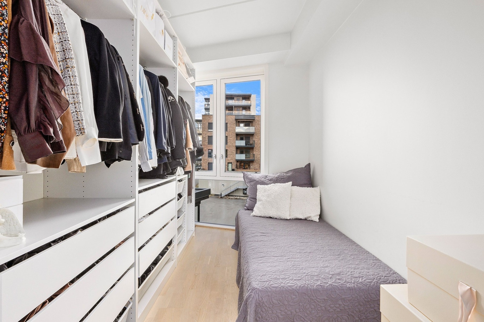 Mindre soverom med god skapplass. Galleribilde