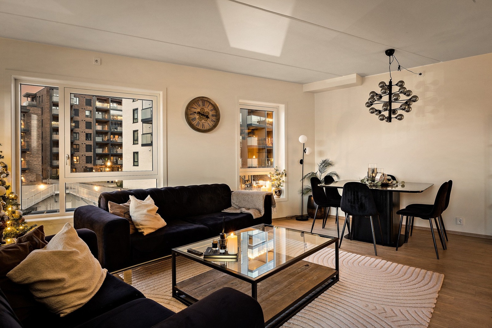 Stor og åpen stue med vinduer som slipper inn rikelig med lys. Galleribilde