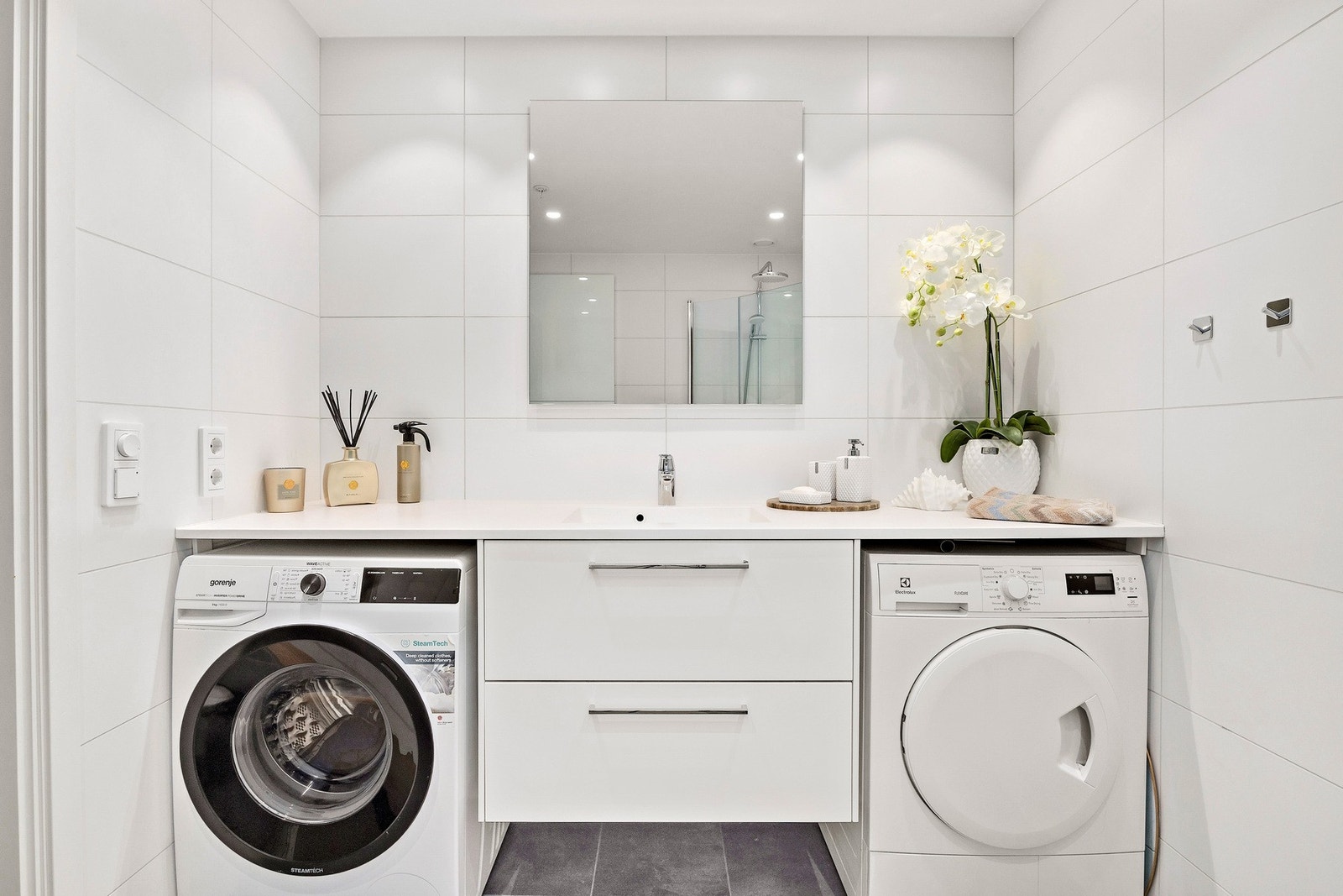 Plass til vaskemaskin og tørketrommel. Galleribilde