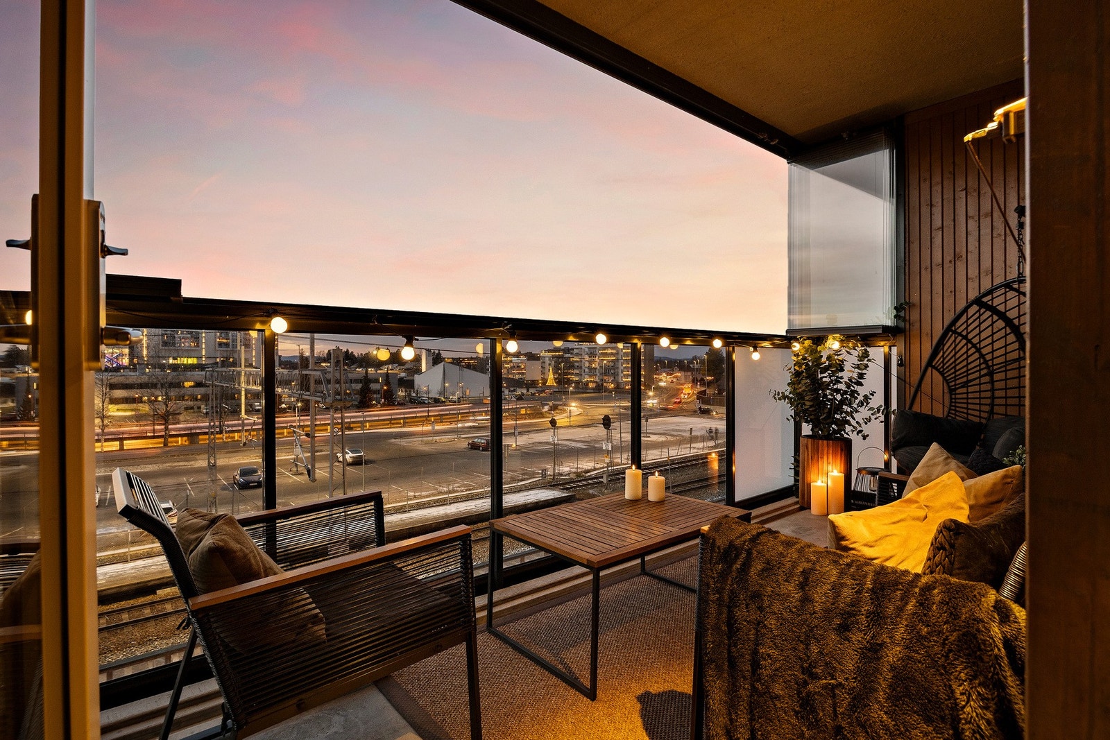 Romslig innglasset balkong. Galleribilde