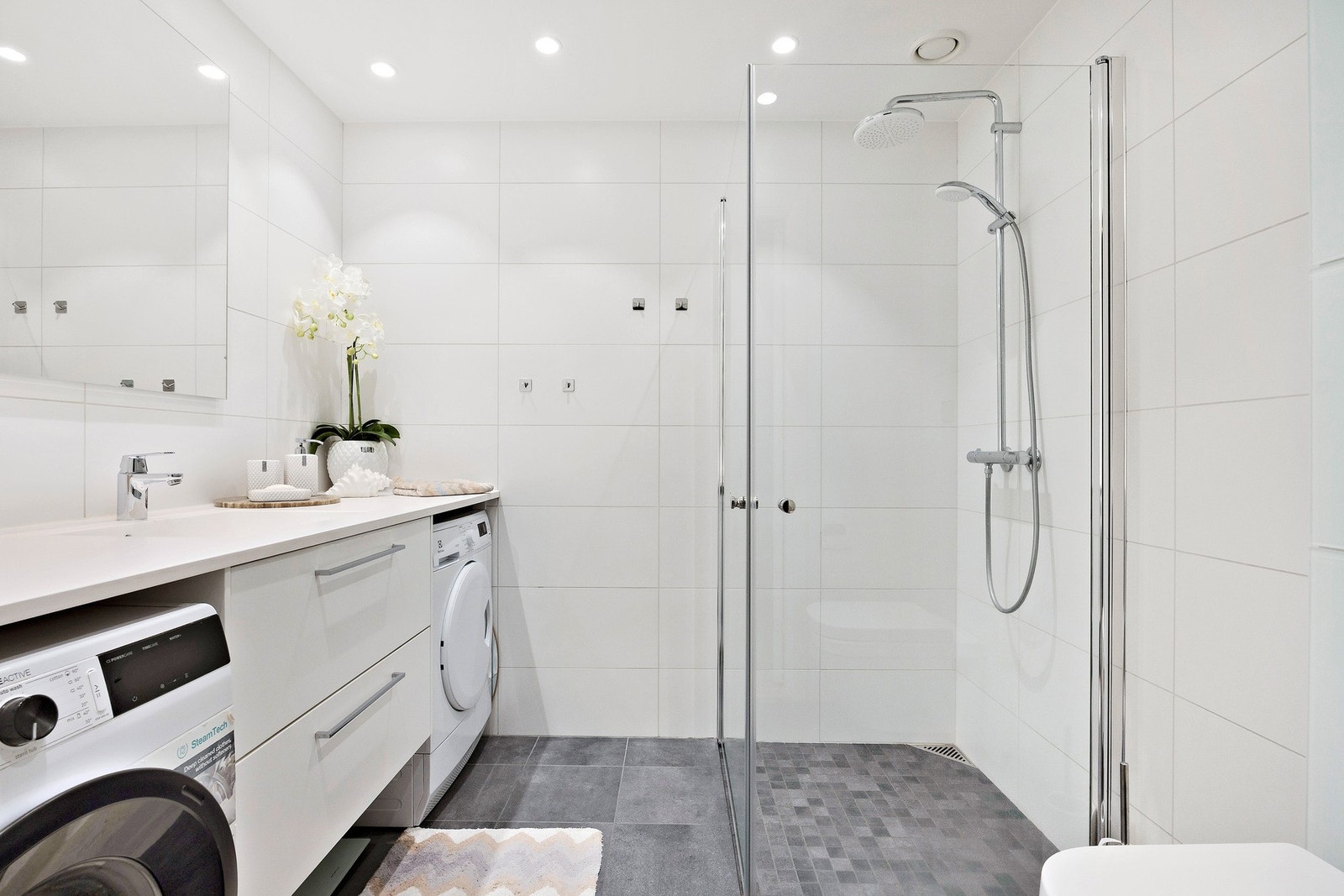 Bad er flislagt der gulv har elektriske varmekabler. Galleribilde