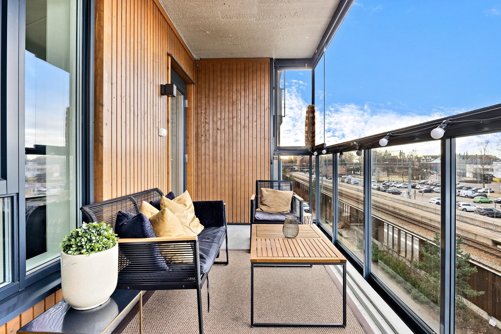 Balkong med plass til koselige stunder og hyggelige samtaler. Galleribilde