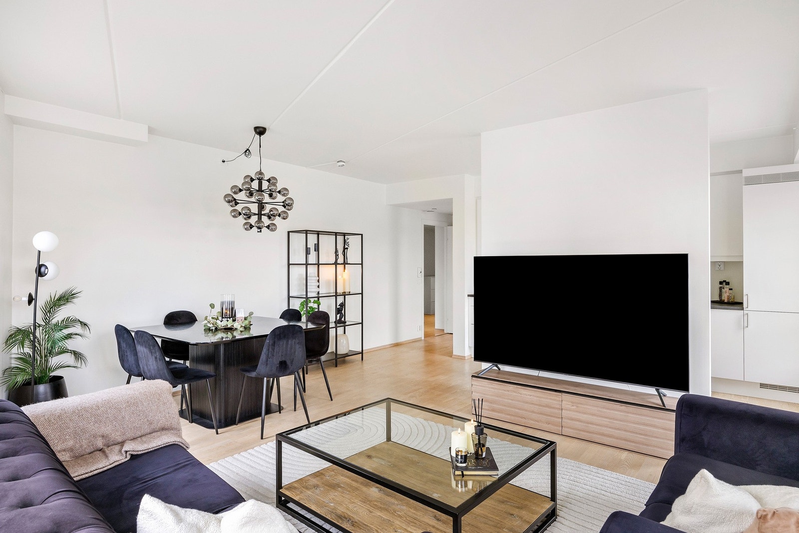 Stuen er skjermet fra kjøkkenet. Galleribilde