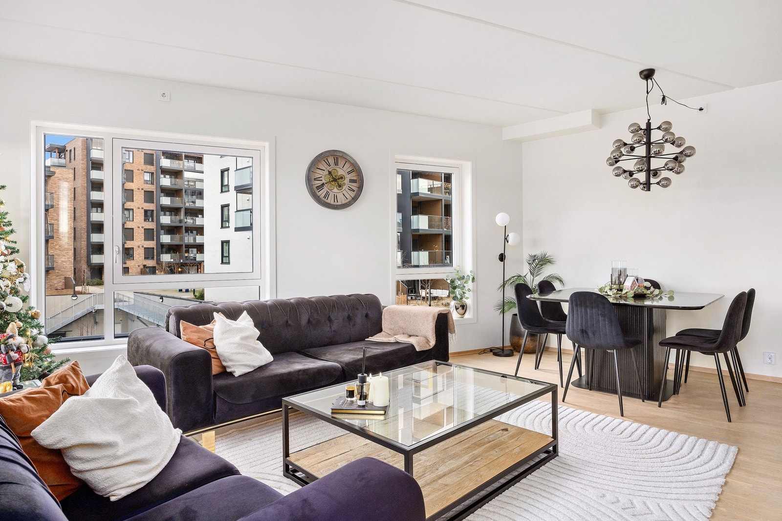 Stor og åpen stue med vinduer som slipper inn rikelig med lys. Galleribilde