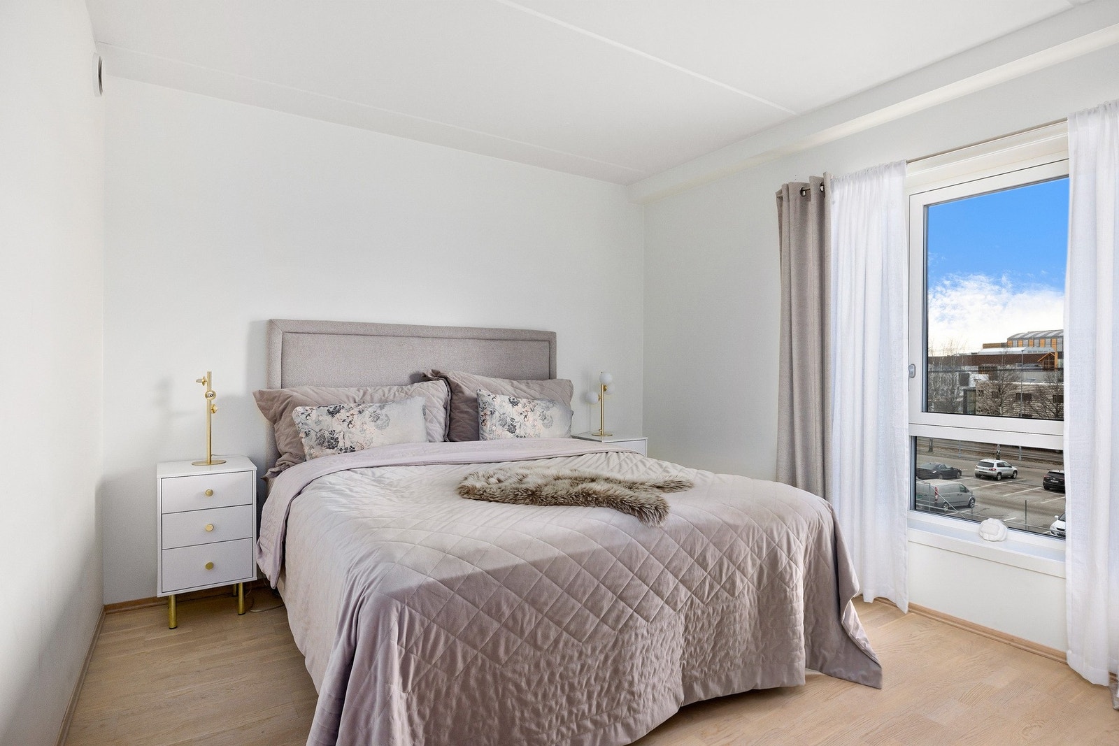 Lys og romslig soverom. Galleribilde