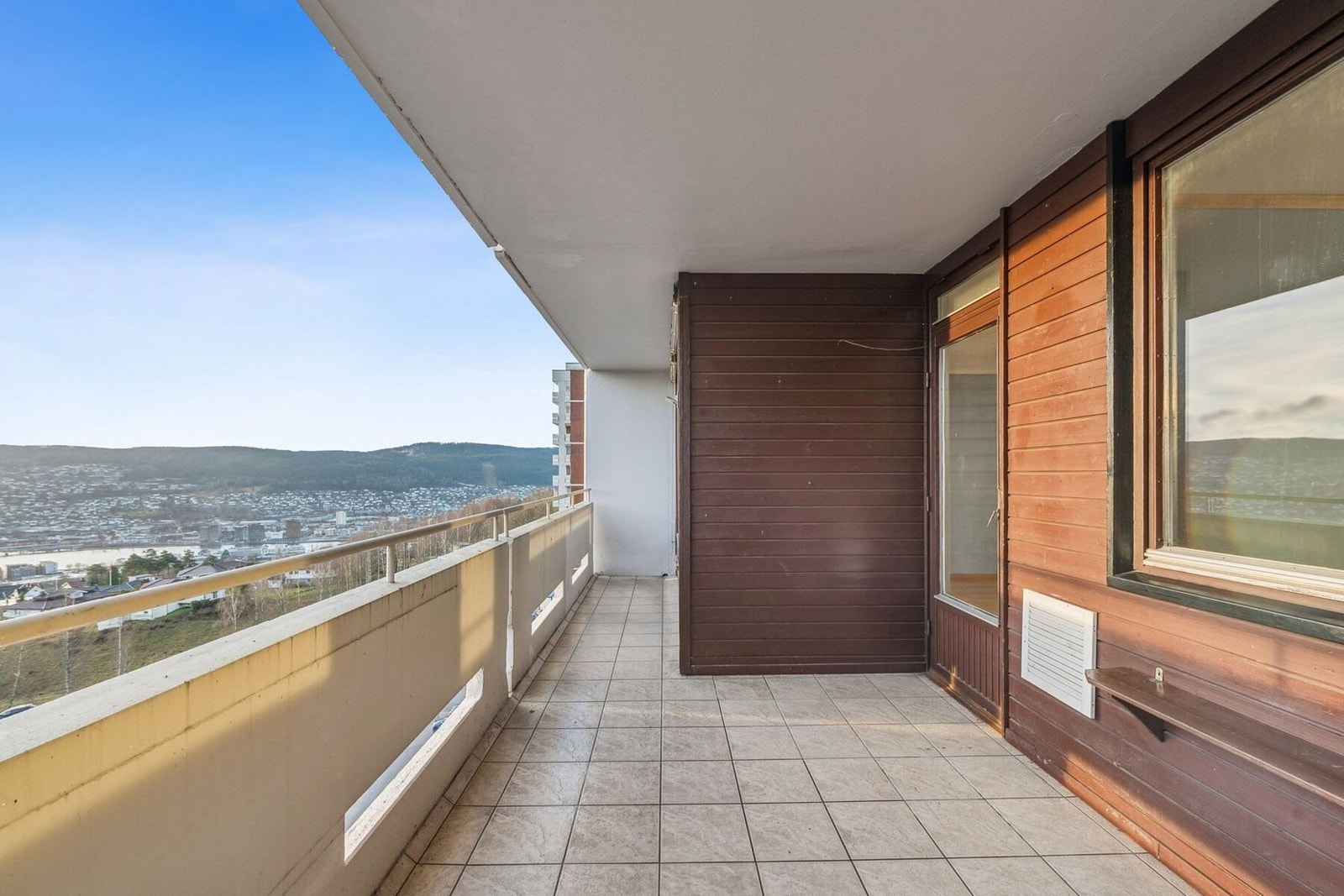 God solforhold på balkongen. Galleribilde