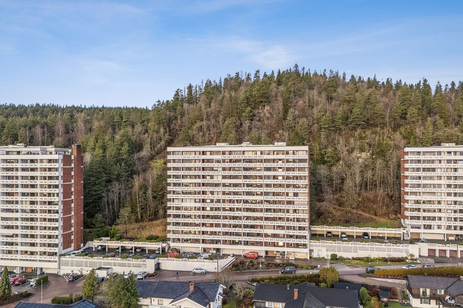 Leiligheten ligger høyt og flott til i et attraktiv boligområde på Strøtvet. Galleribilde