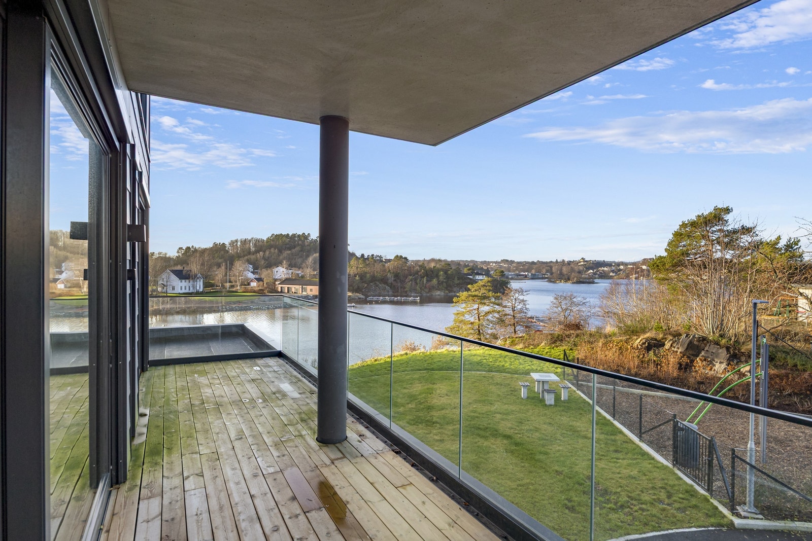 Fantastisk utsikt til Hølen og sol fra tidlig morgen til ca. kl. 21:30 midtsommers. Galleribilde