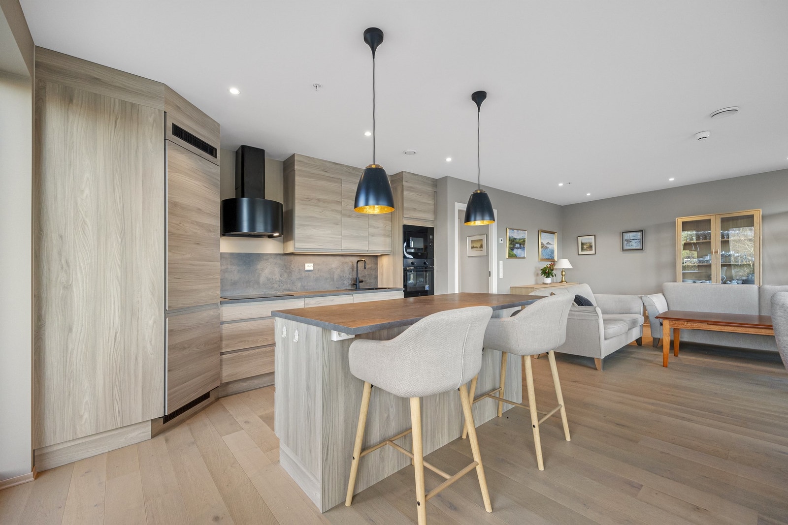 Flott kjøkken fra Strai med kjølehjørne og integrerte hvitevarer som medfølger i handelen. Galleribilde