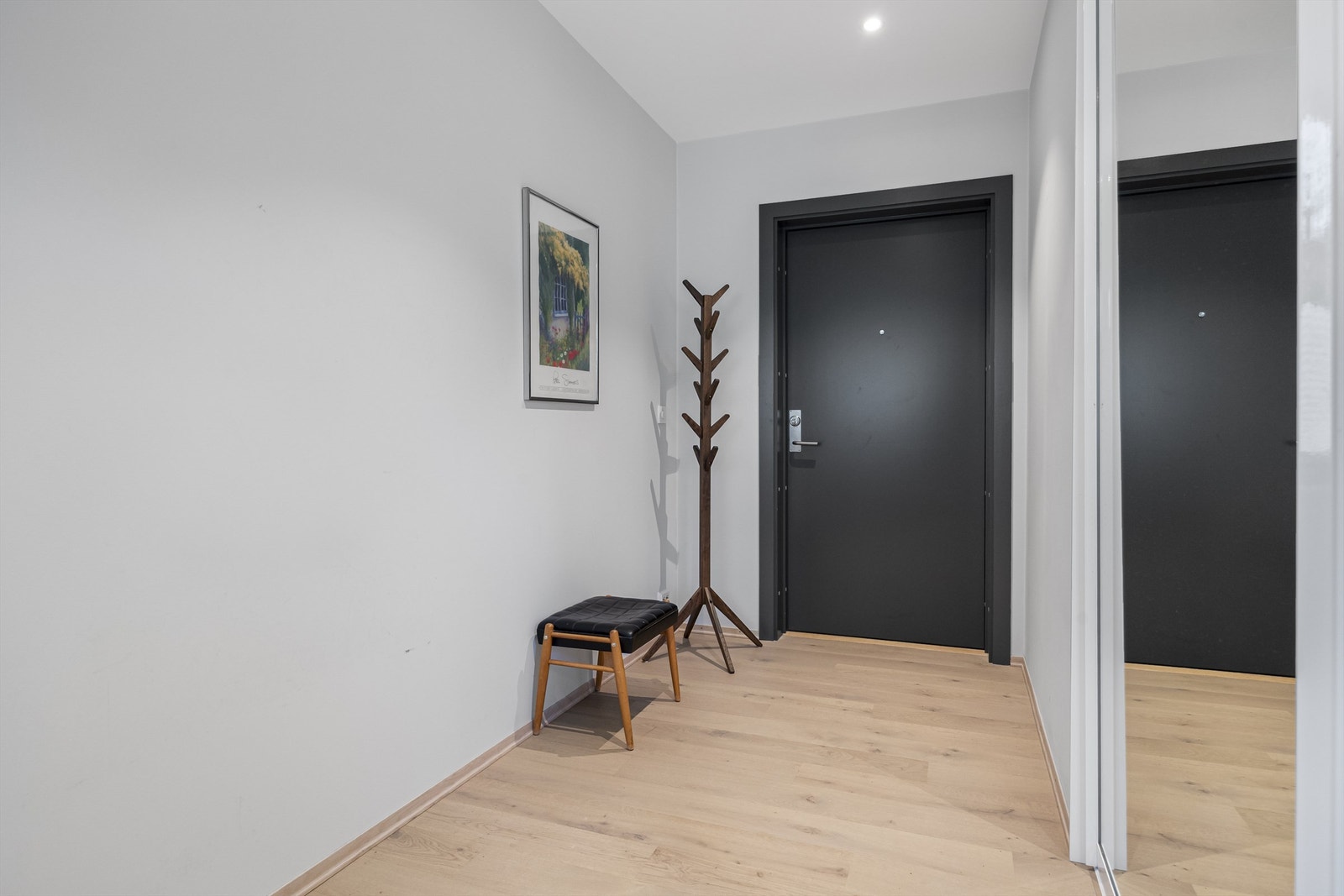 Entré. Det er vannbåren varme i alle rom utenom soverom. Galleribilde