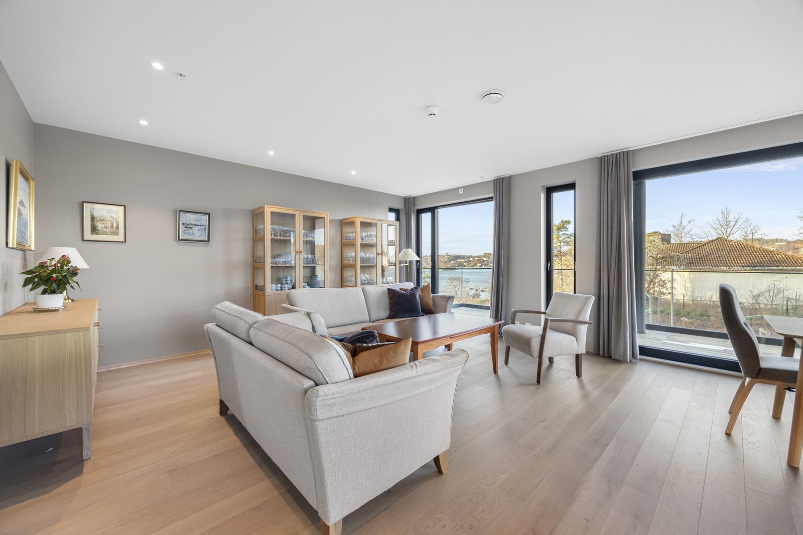 En-stavs eikeparkett er gjennomgående og det er malt i duse, fine farger på vegger i alle rom uten fliser (gips vegger og tak). Galleribilde