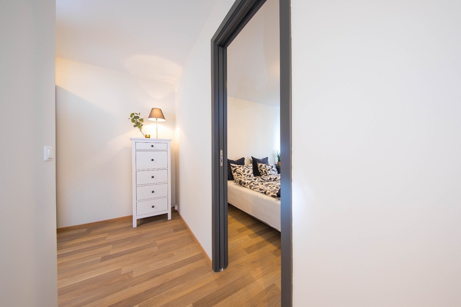 Gang med skyvedør inn til soverom. Galleribilde