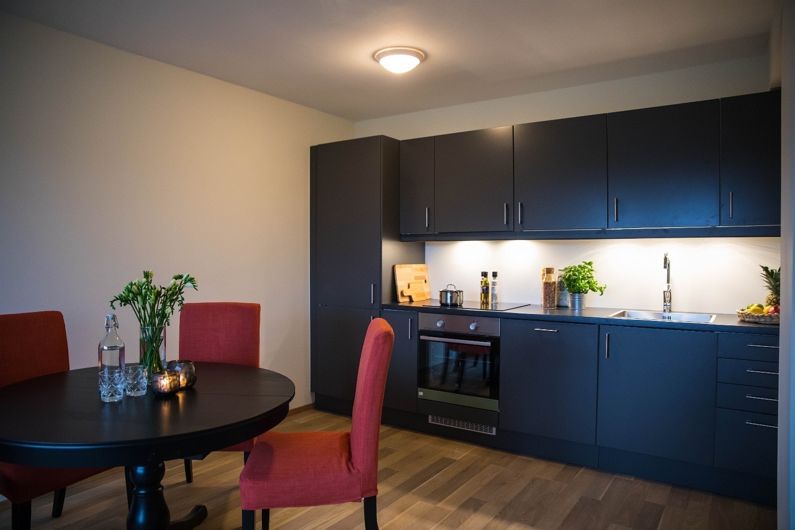 God plass til spisebord, og helt nytt kjøkken. Galleribilde