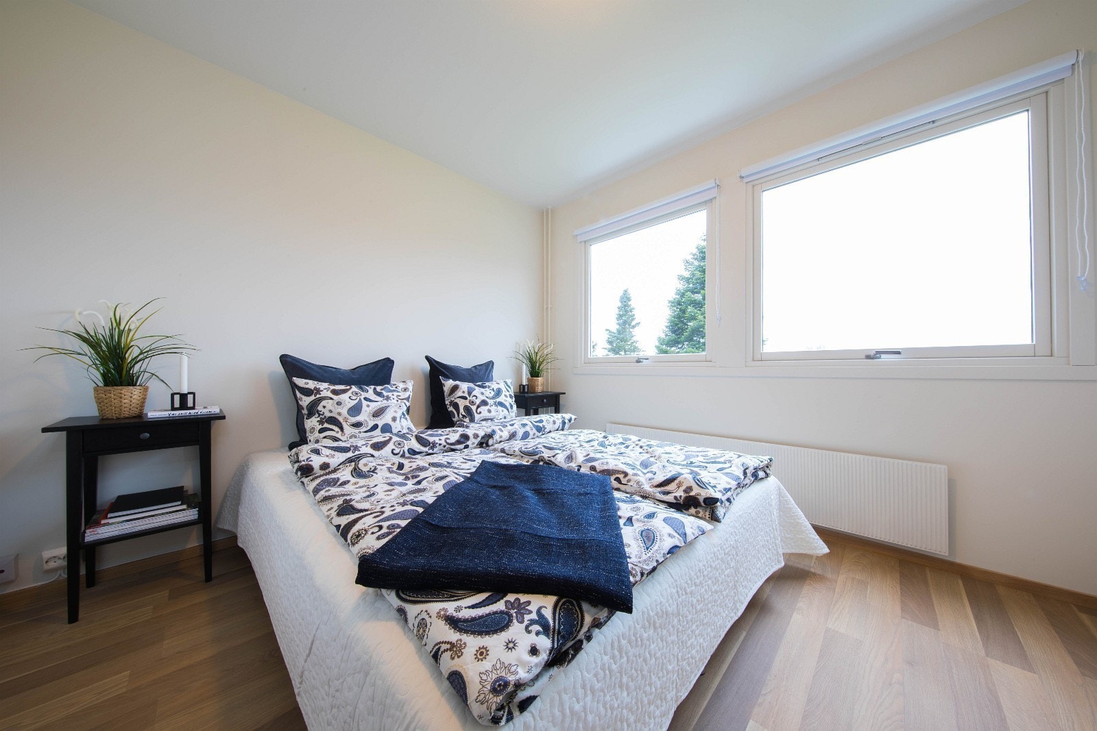 Romslig soverom med skyvedørsgarderobe. Galleribilde