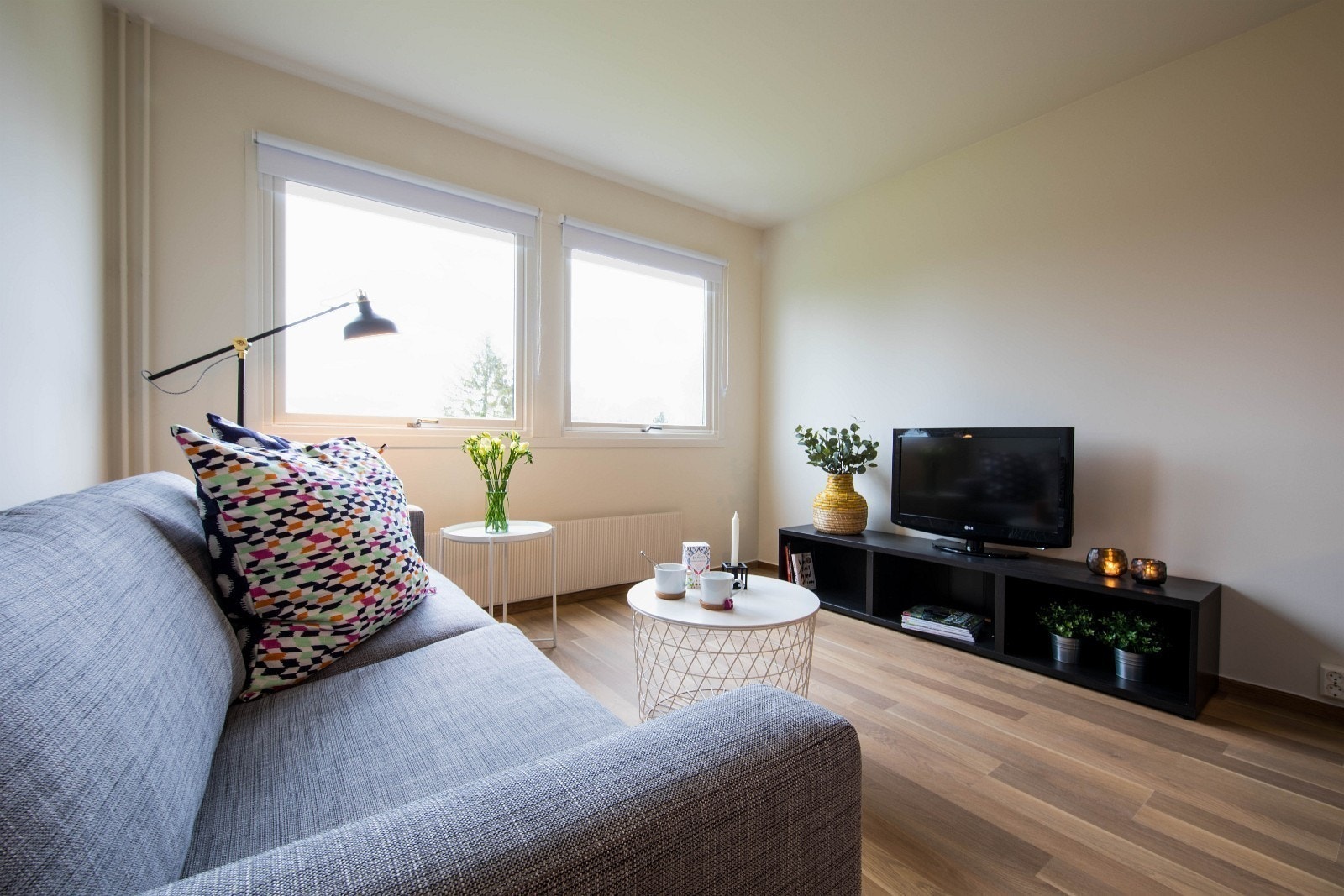 Lys og hyggelig leilighet - god plass til sofa og tv-benk. Galleribilde