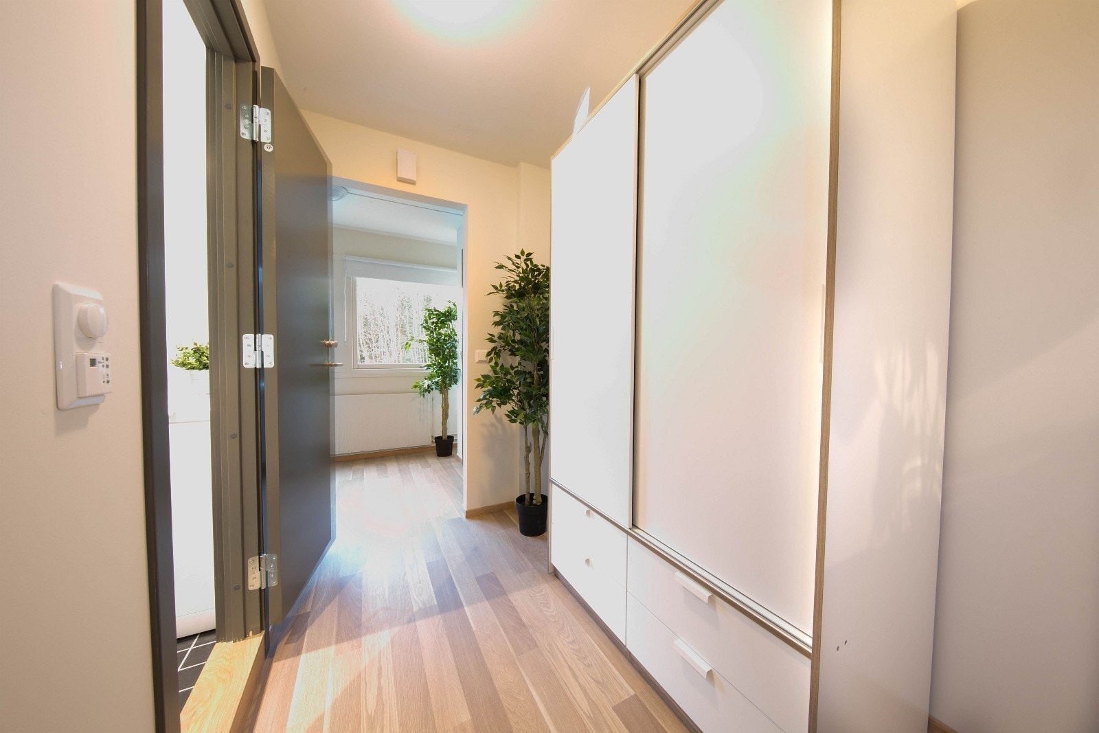 Gang med garderobe og dør inn til bad. Galleribilde