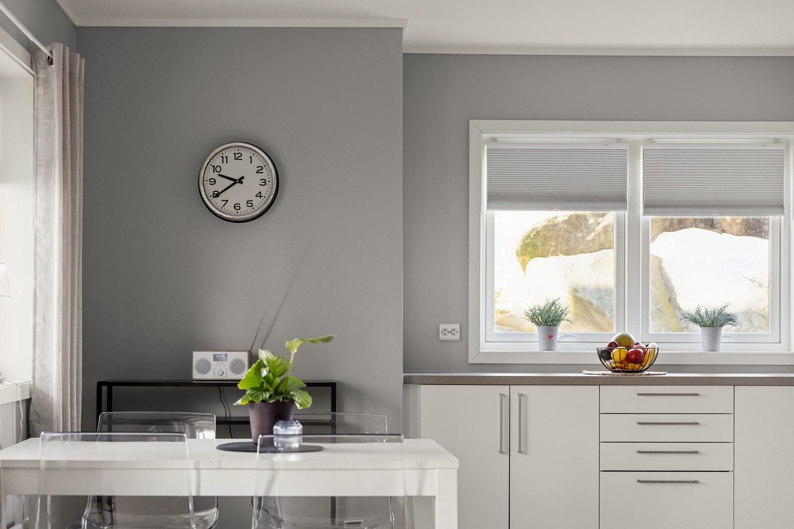 Kjøkkenet er innredet med oppvaskmaskin, komfyr, induksjonstopp og plass til kjøleskap. Galleribilde