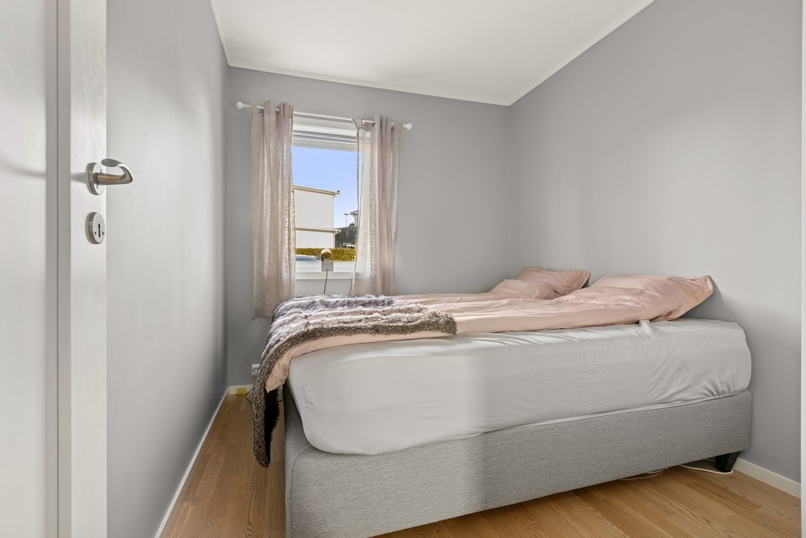 Det andre soverommet gjør seg vel så godt som barnerom eller kontor. Galleribilde