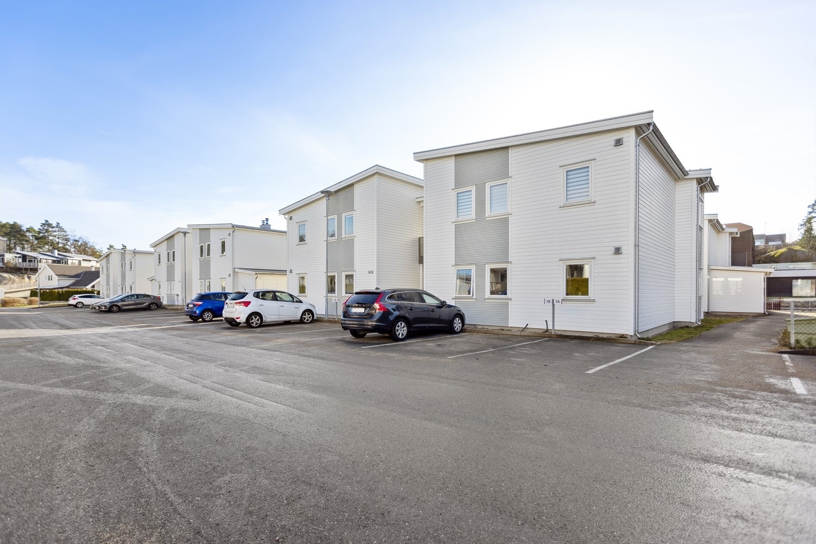 Leiligheten har en rolig, fredelig og svært familievennlig beliggenhet på Kråkerøy, nærmere bestemt på Lunde. Galleribilde