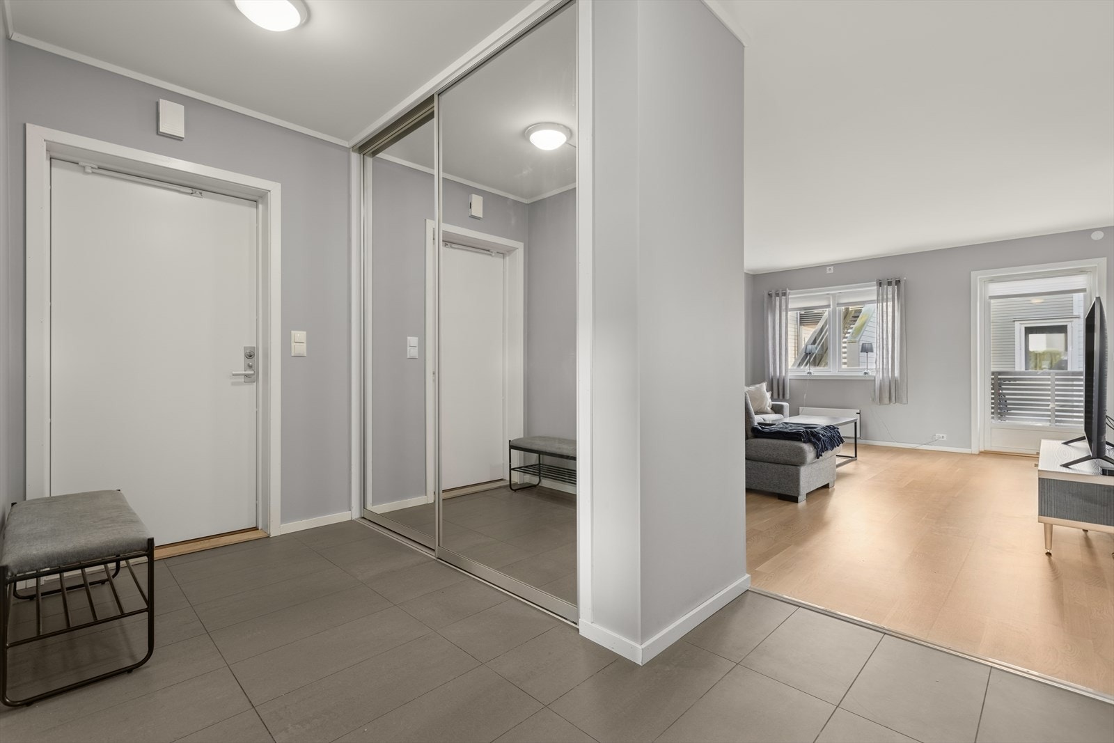 Du ønskes velkommen inn i en imøtekommende entré med lyse overflater og flislagt gulv med varmekabler. Galleribilde