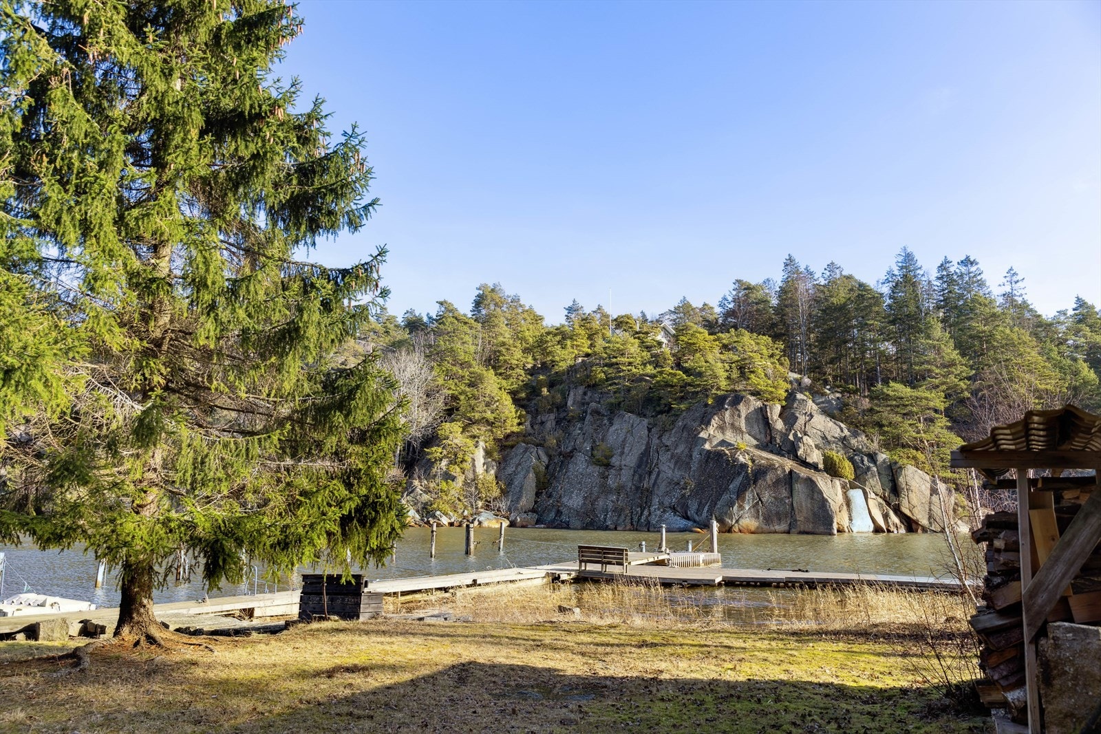 Kråkerøy er omgitt av vakker natur, med mange muligheter for turer i skog og langs kysten. Galleribilde