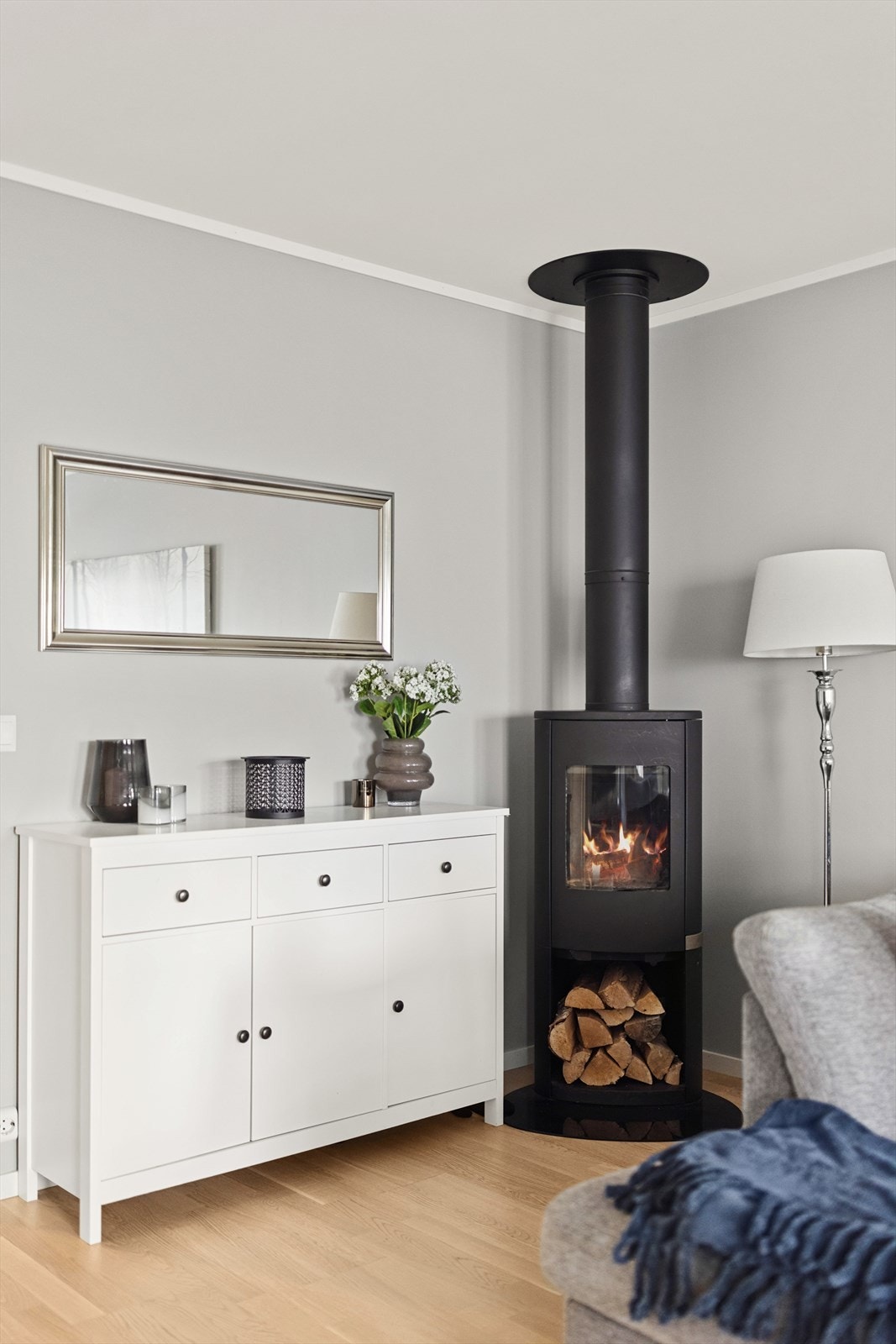 Leiligheten har peis i stuen som gir ekstra varme og kos når kulda kommer krypende. Galleribilde