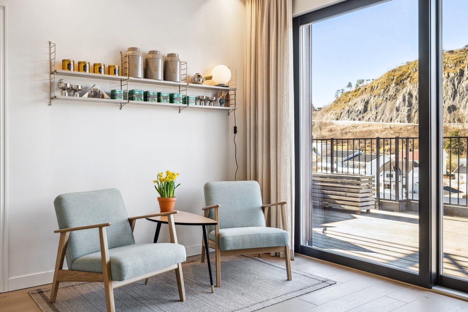 Leiligheten har plass til spisestue eller til godstolen hvor man kan nyte en kopp te og en god bok Galleribilde