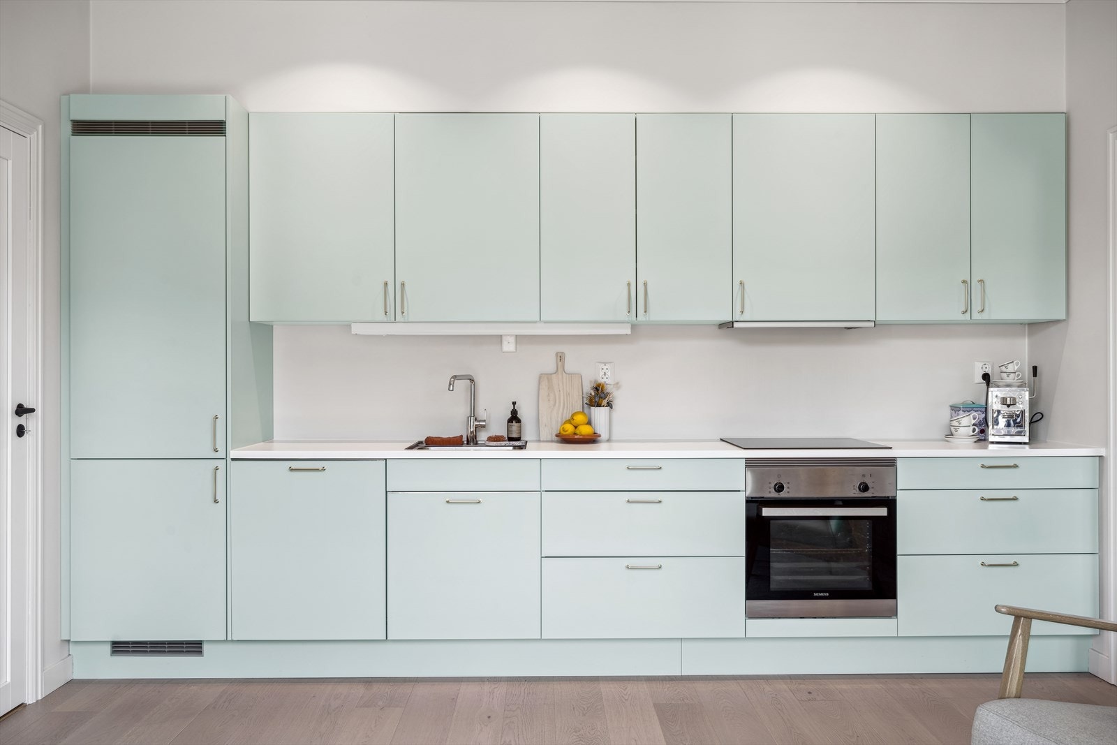 På kjøkkenet er det integrert kjøleskap/frys, oppvaskmaskin, stekeovn og platetopp. Galleribilde