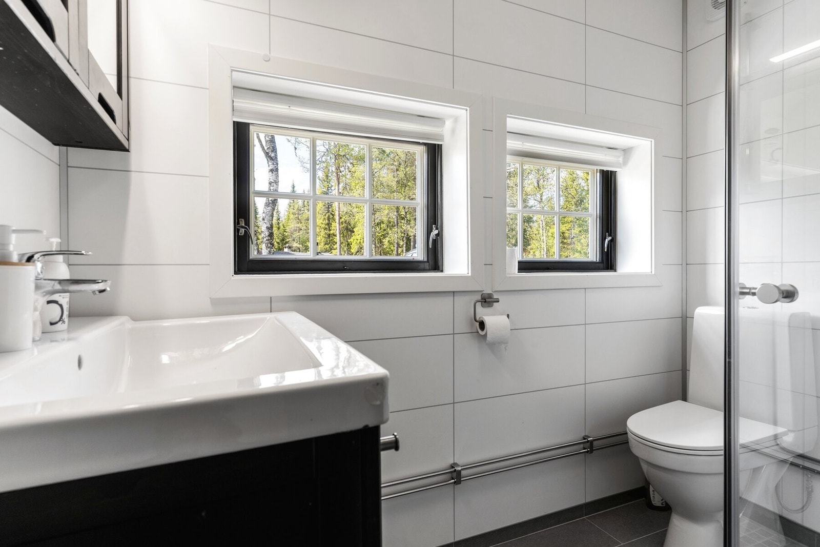 Bad fra 2020 med flislagt gulv med termostatstyrt varme. Galleribilde