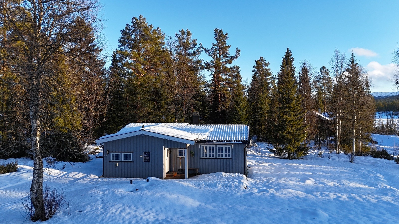 Bak hytta er det en utebod med god lagringsplass. Galleribilde