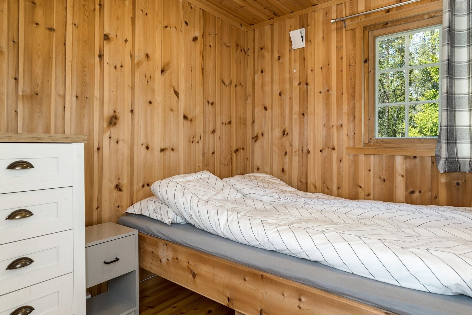 Soverom nr. 3 har også plassbygd seng. Slik hytta er innredet i dag er det totalt 7 sengeplasser. Galleribilde