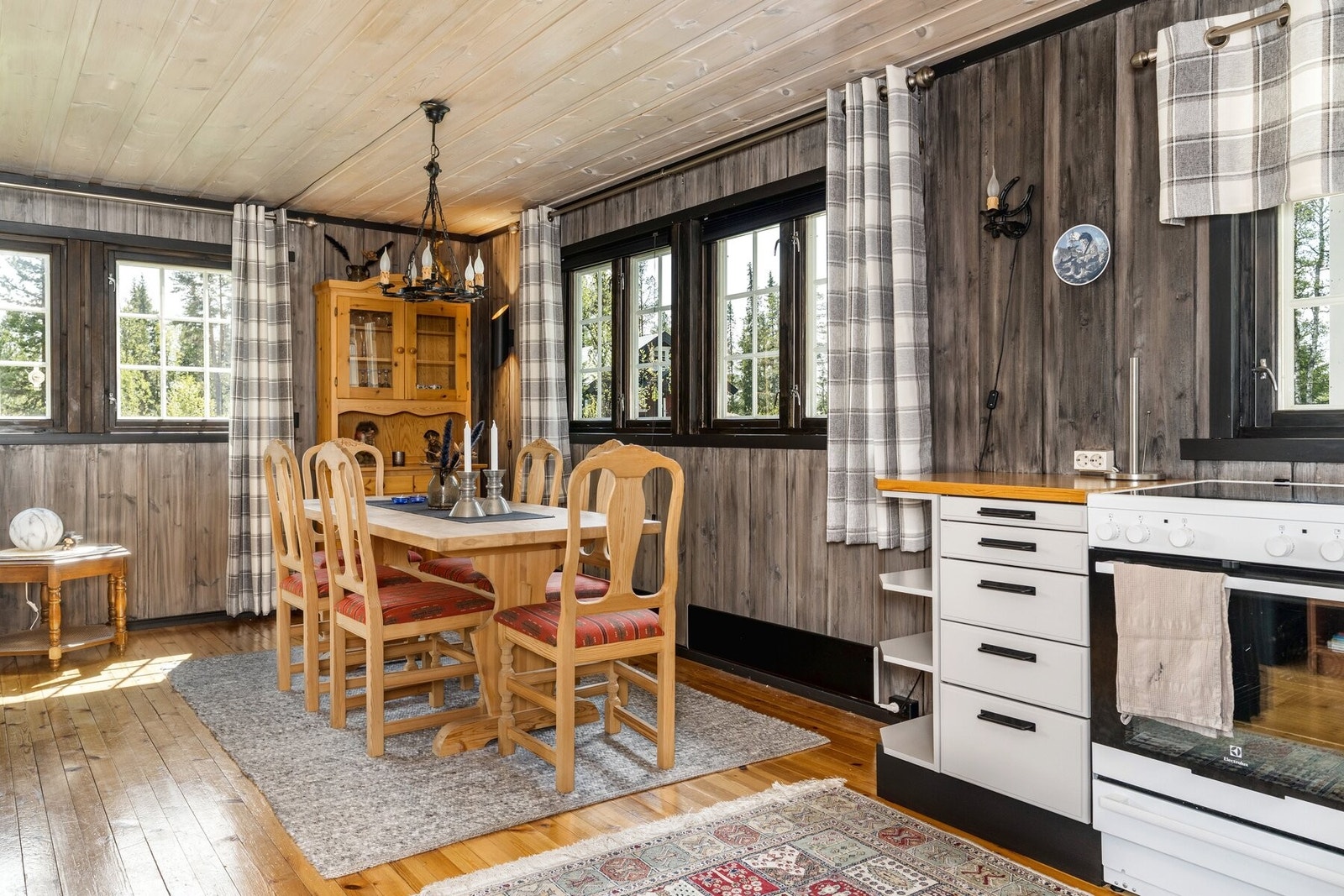 Kjøkkenet og stua utgjør et koselig og sosialt oppholdsrom. Galleribilde