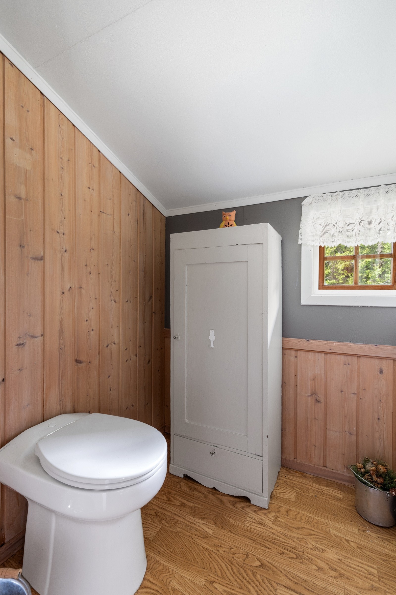 Inne i hytta har du et eget do-rom med snurredass. Galleribilde