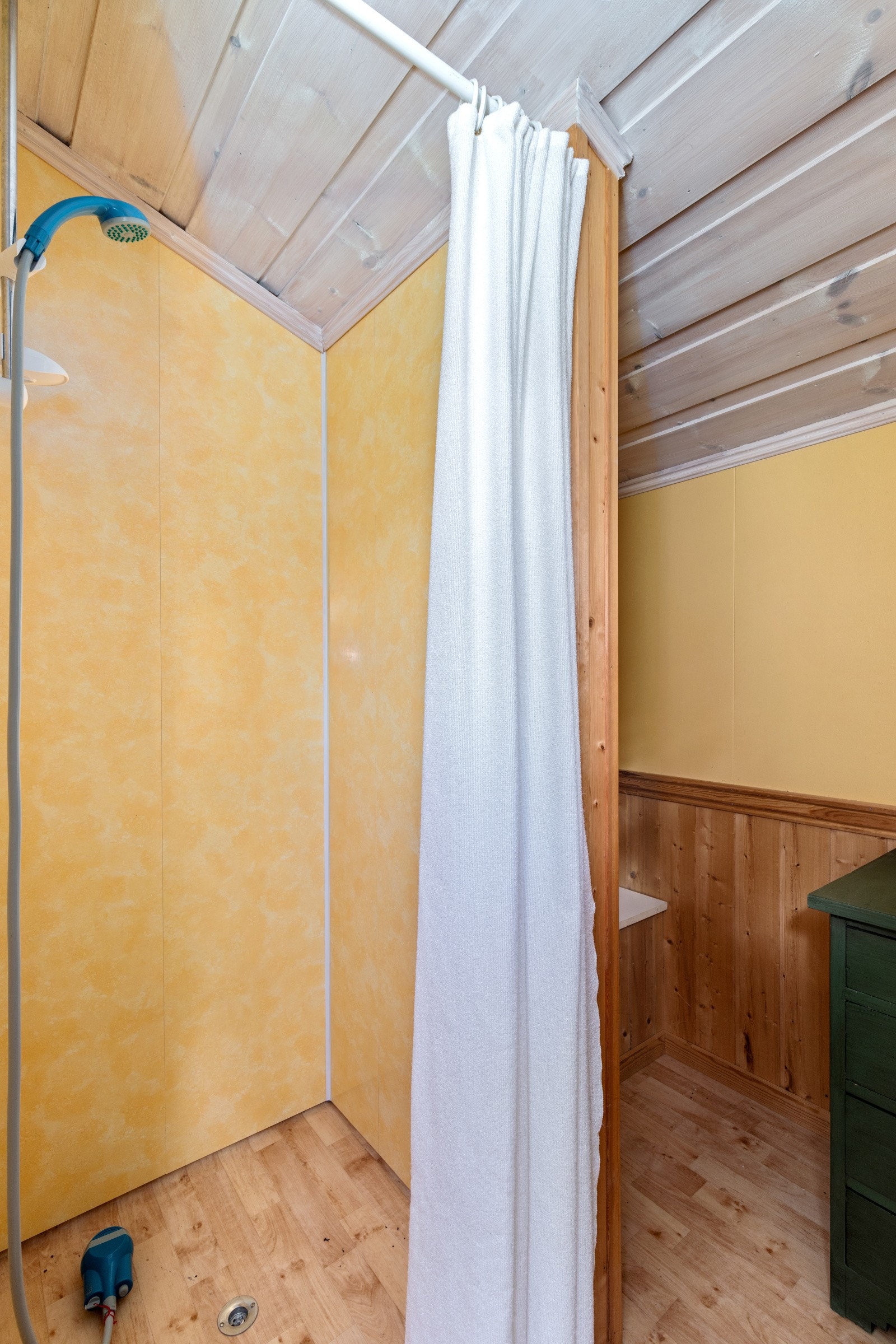 Hyttedusj innvendig. Det er boret etter vann, så man har helårsvann i utvendig bod. Galleribilde