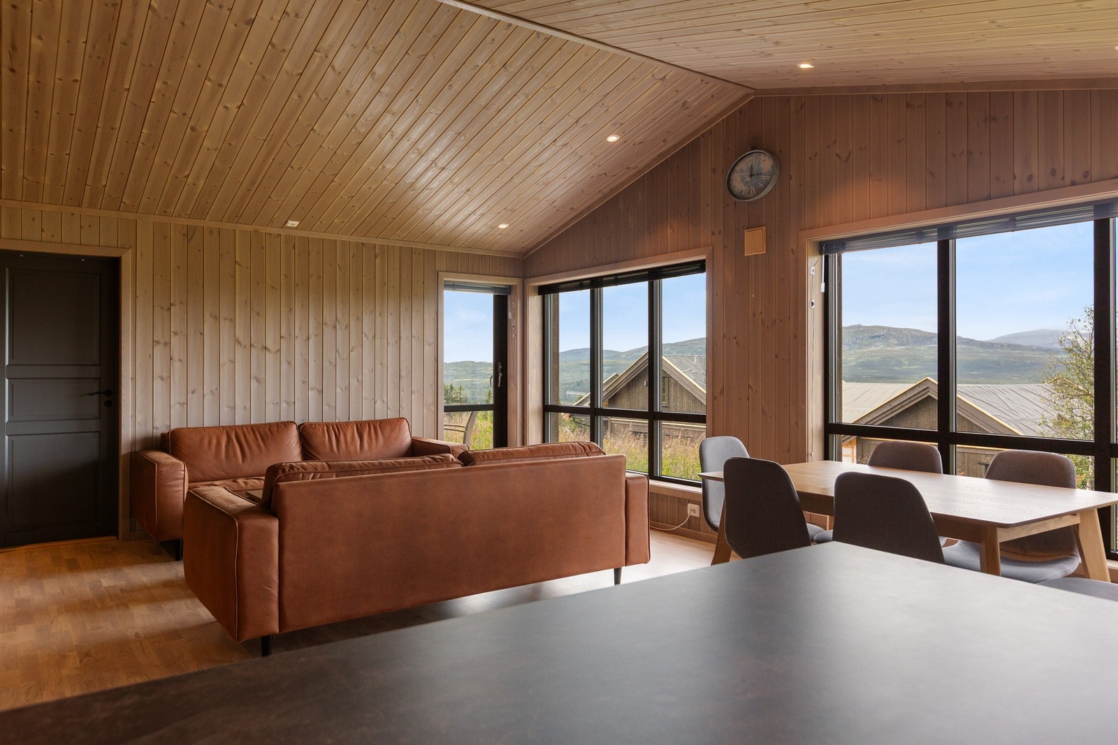 Beiset panel i himling og på vegger, parkett på gulv. Galleribilde