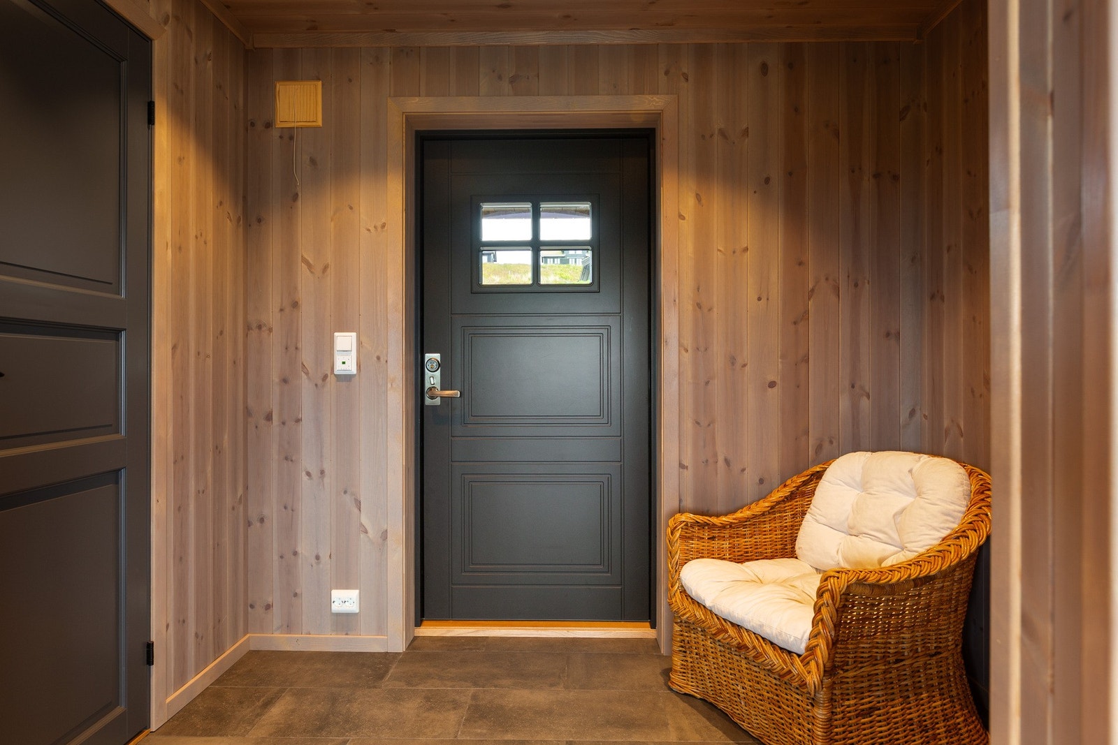 Velkommen inn! Gang med garderobemuligheter. Galleribilde