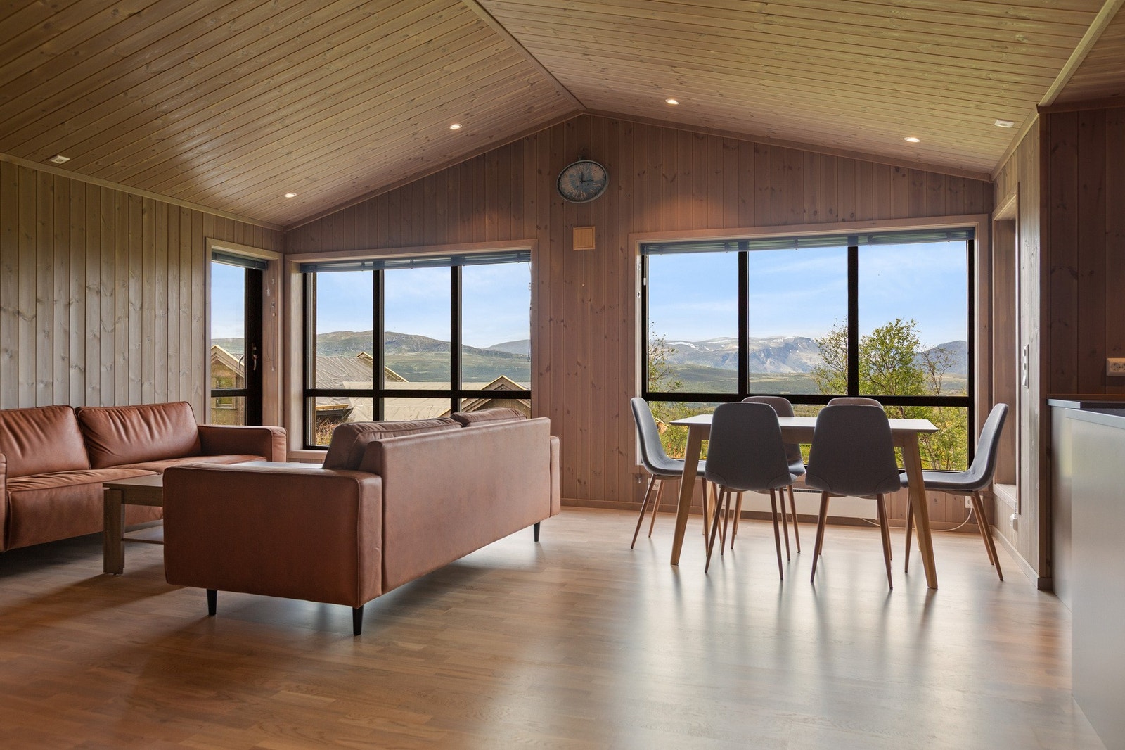 Store vindusflater slipper inn godt med naturlig lys, og rammer inn den flotte utsikten! Galleribilde