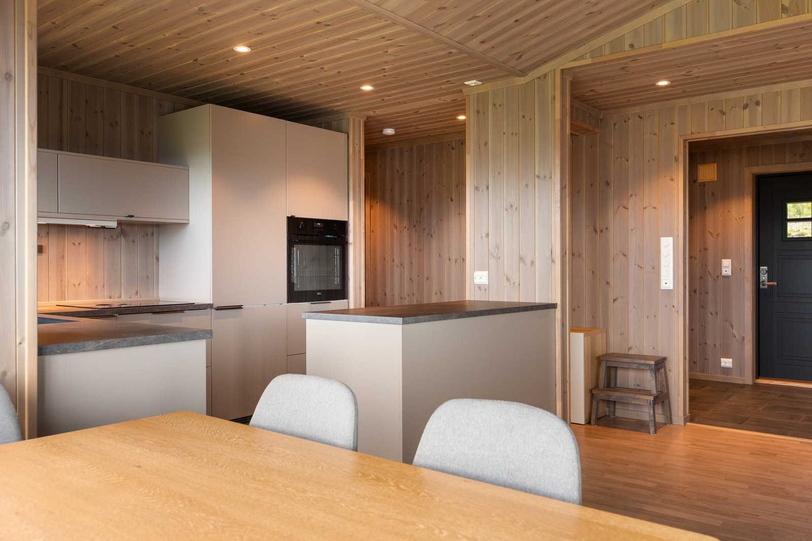 En praktisk kjøkkenøy fungerer som romskille og gir ekstra benkeplass. Galleribilde