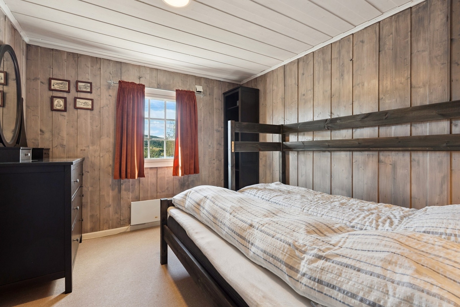 Soverom 1 med dobbeltseng. Galleribilde