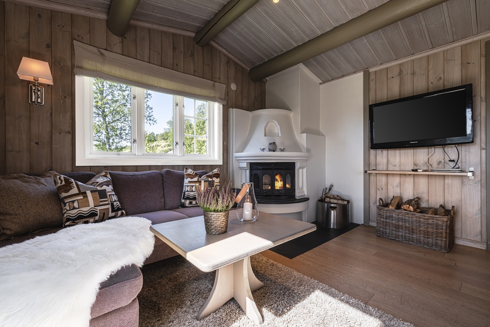 Peis med innsats for vedfyring på kalde dager. Galleribilde