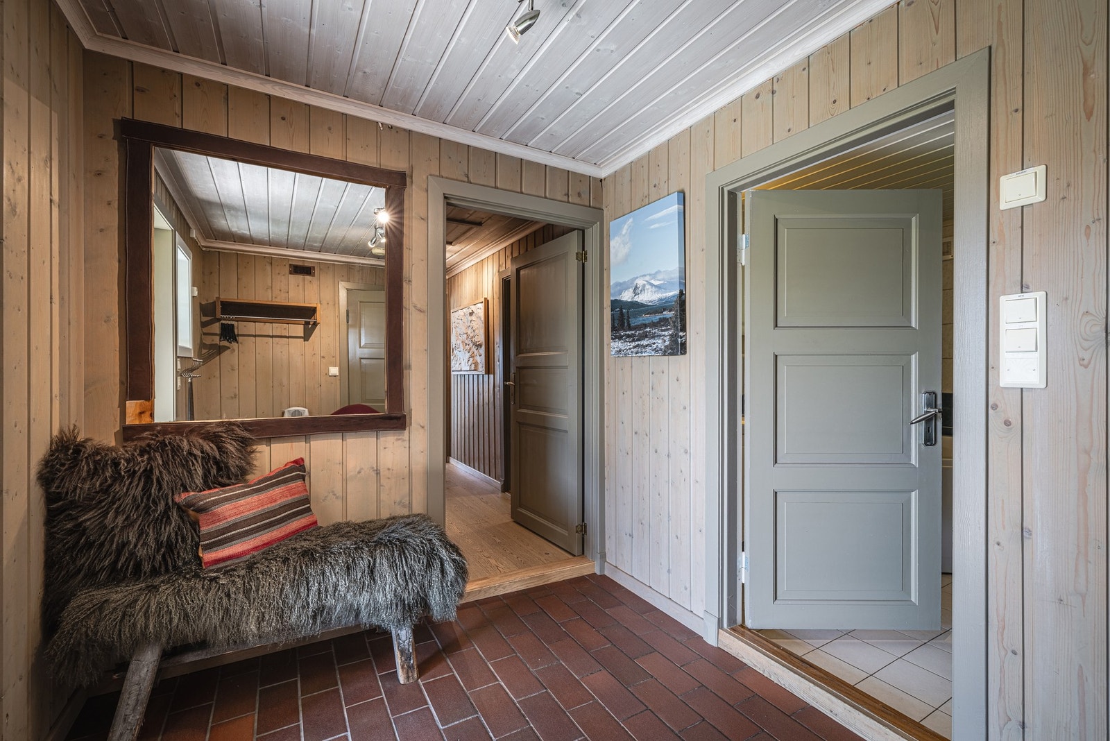 Entre/gang. Fliser med varmekabler. Galleribilde