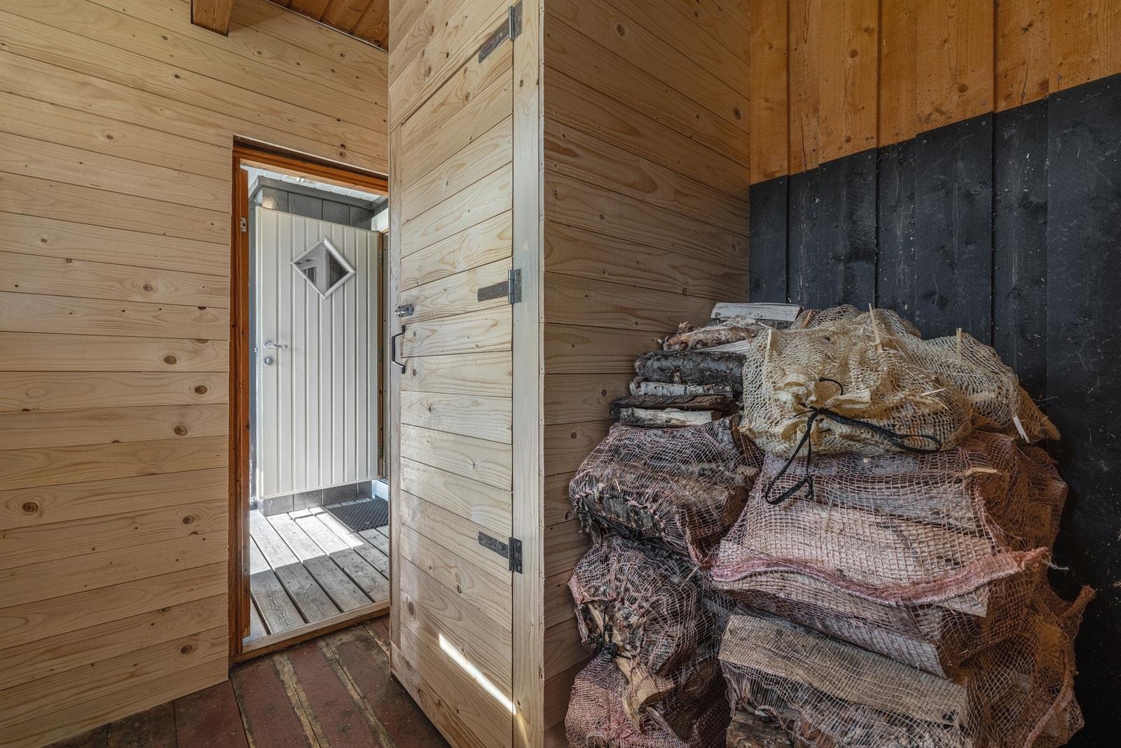 Romslig bod. Perfekt for sportsutstyr og ved. Galleribilde