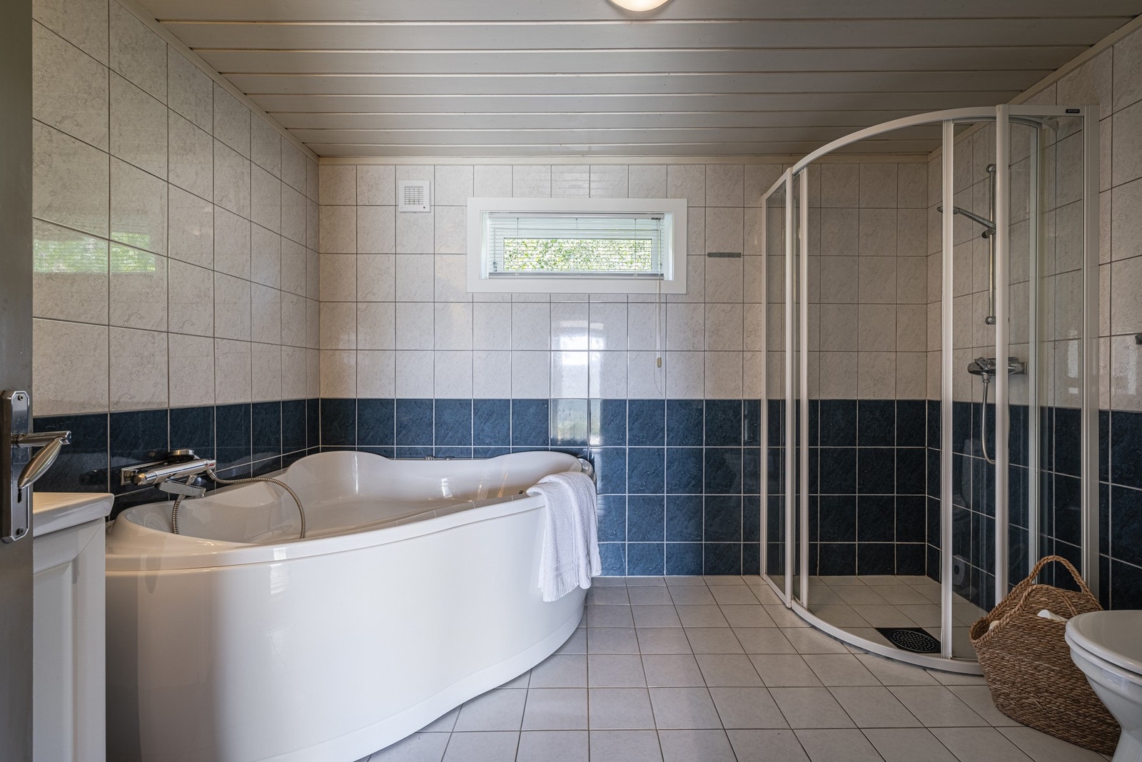 Romslig bad med massasjebadekar. Galleribilde