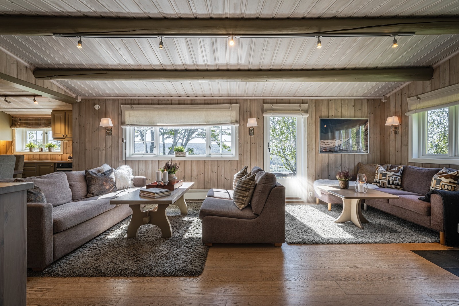 Koselig og romslig oppholdsrom. Åpent mellom stue og kjøkken. Galleribilde