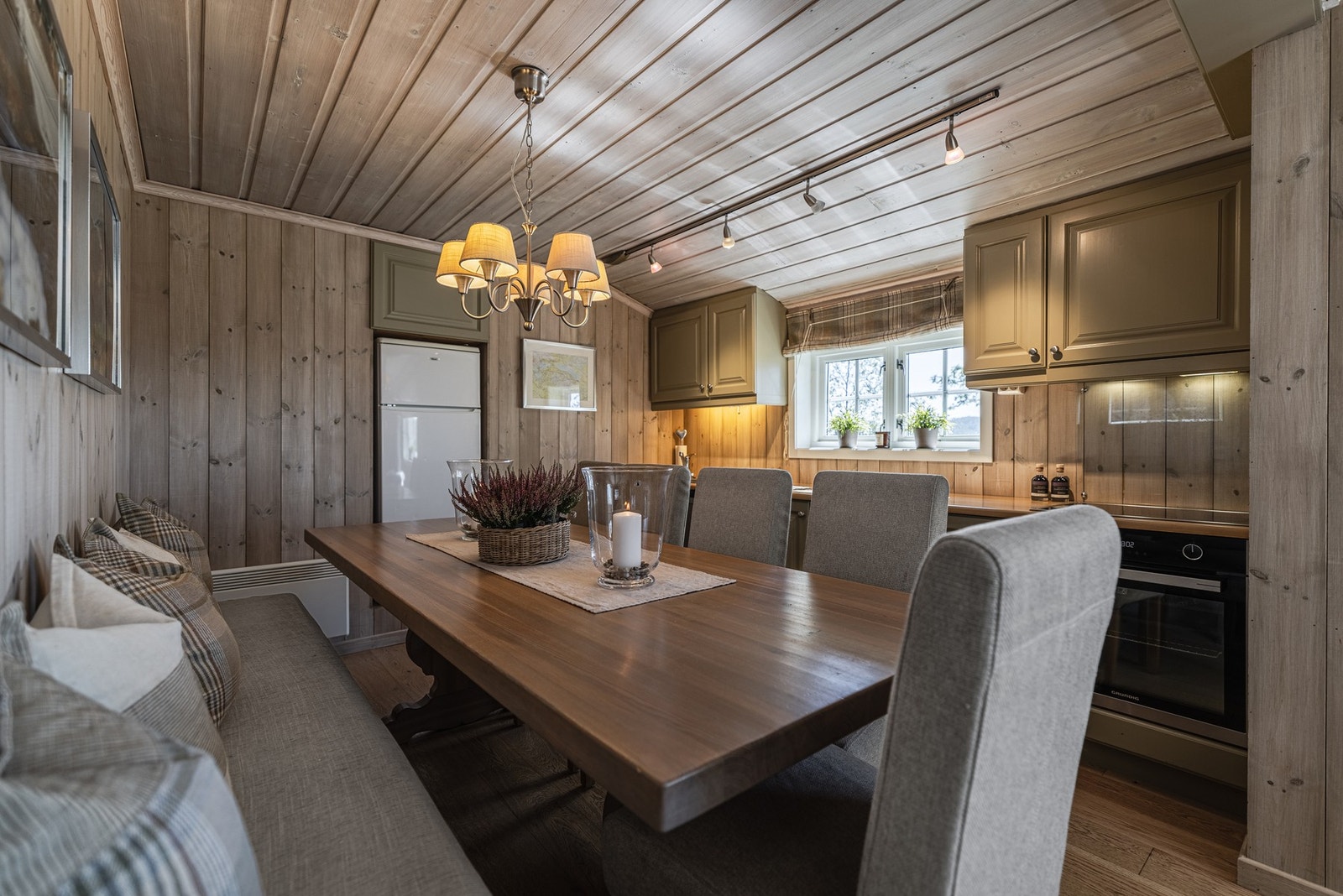 Koselig spiseplass ved kjøkkenet. Galleribilde