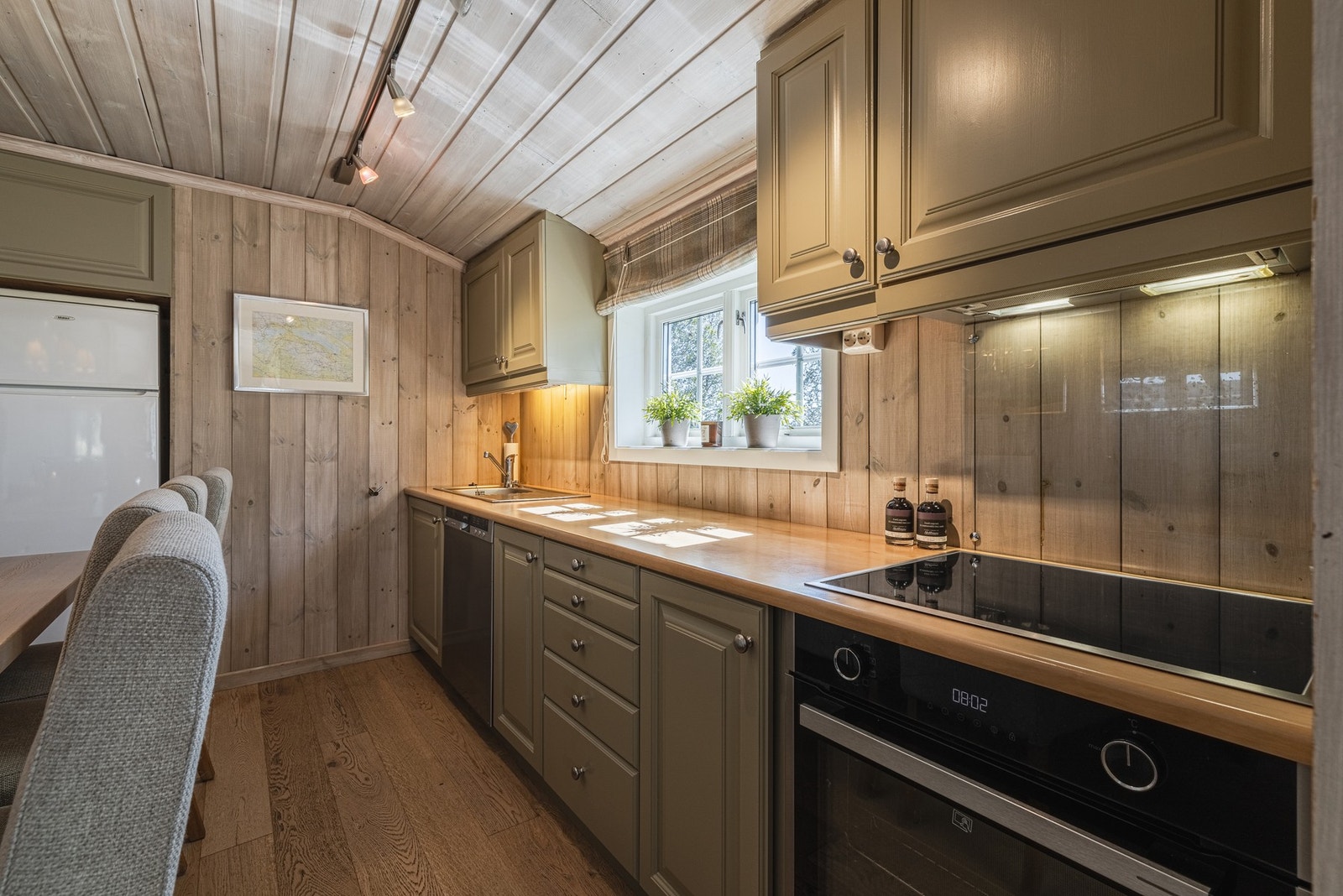 Flott kjøkken med heltrefronter fra Hemsedal Møbler med nyere hvitevarer. Galleribilde