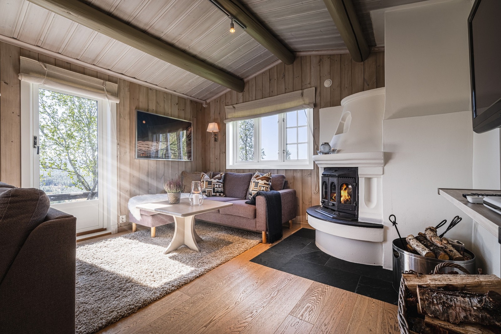 Oppholdsrommet har flotte gulv i eik. Full takhøyde gir en god romfølelse. Galleribilde