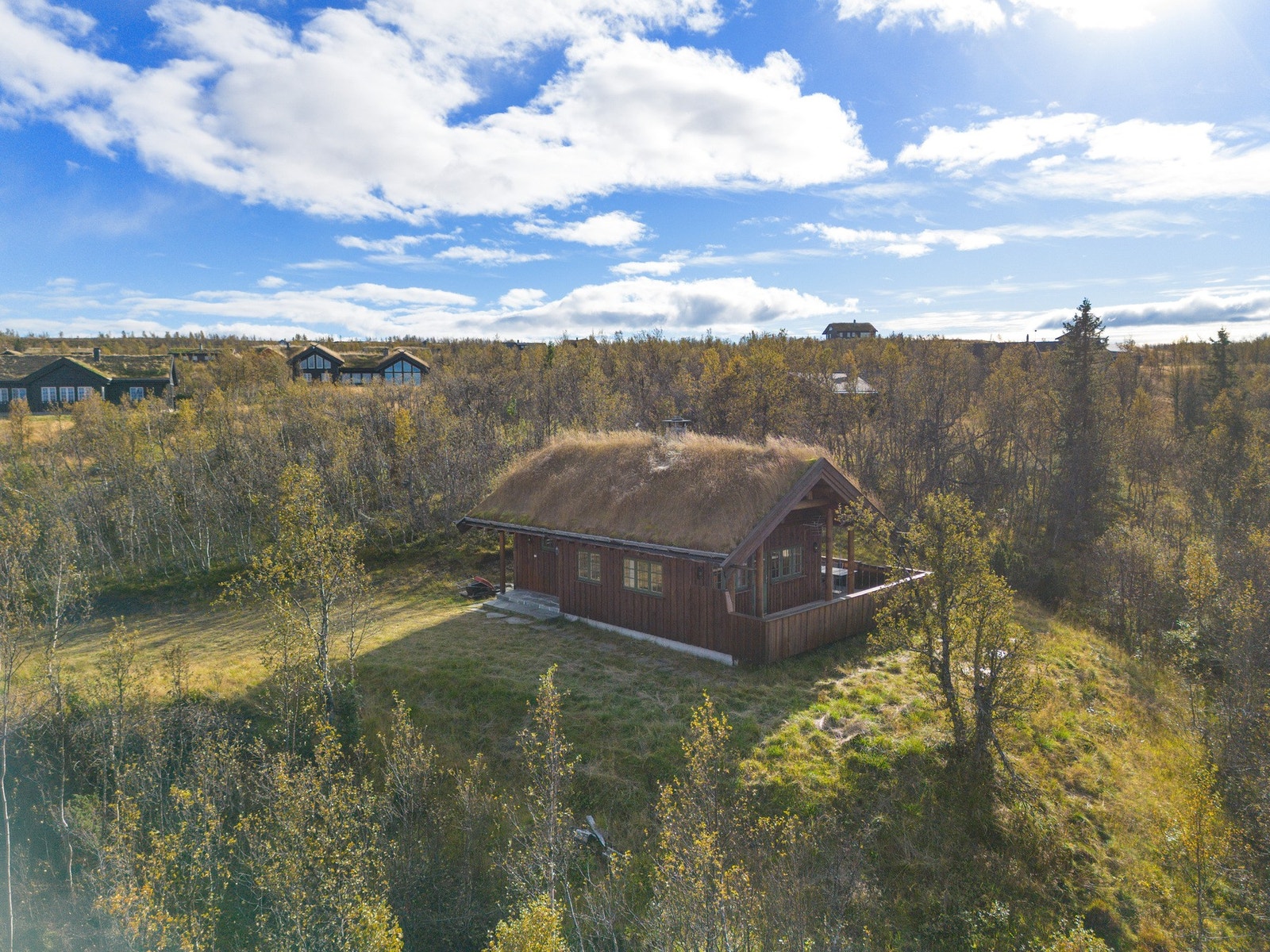 Hytta ligger i et populært hytteområde på Veståsen i Vestre Slidre kommune, ca. 1025 moh. Galleribilde